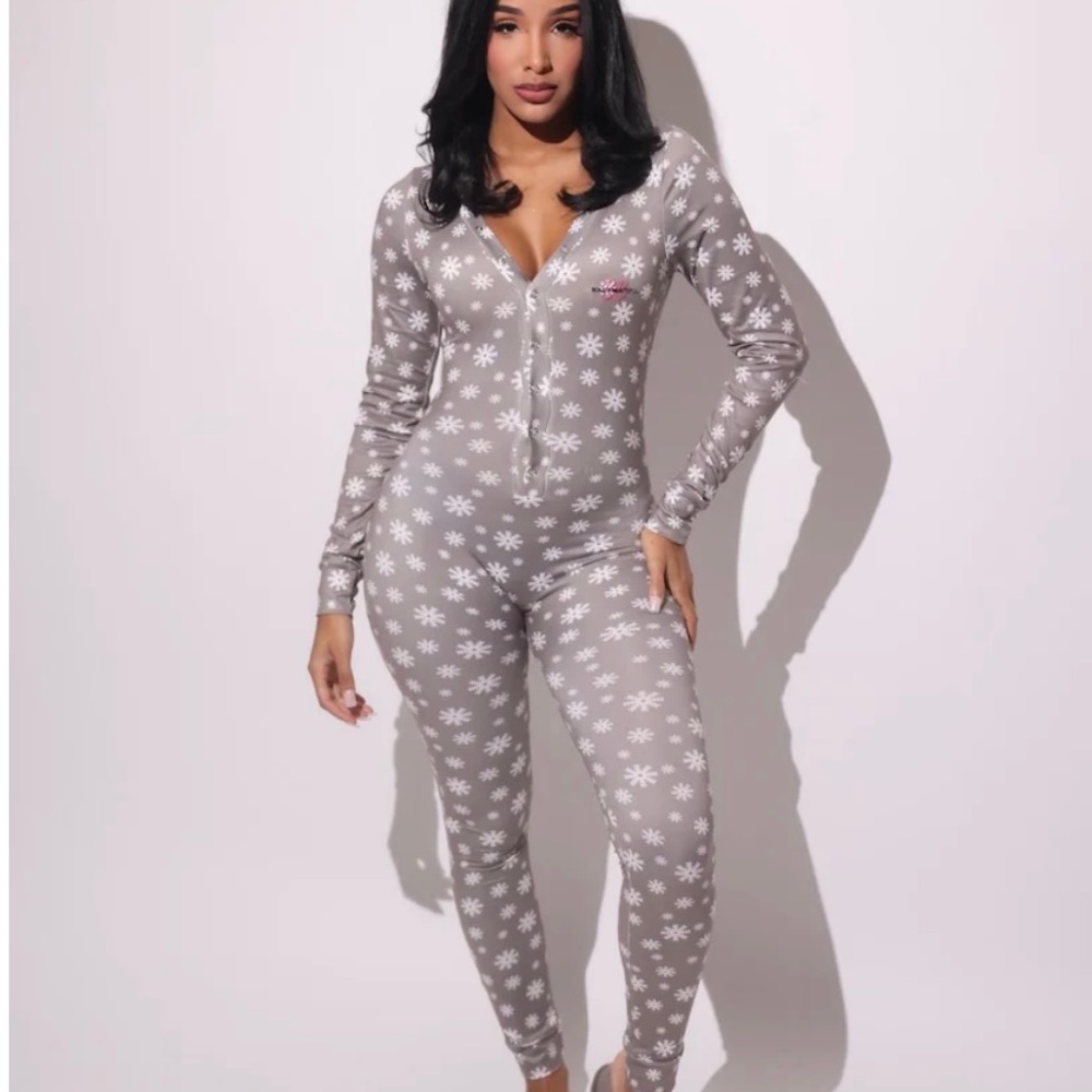 Bold and Beautiful Snowflake onesie pajamas - Picture 3 of 3